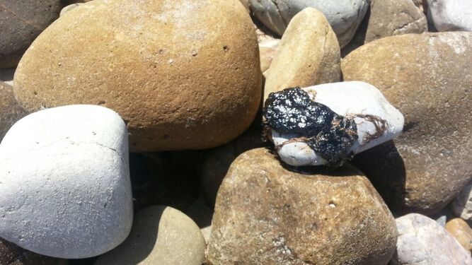 El vertido de hidrocarburos deja marca en la playa del Chinarral