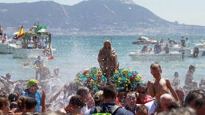 La imagen de la Virgen de la Palma, a su salida del agua en la playa de El Rinconcillo, el pasado año.