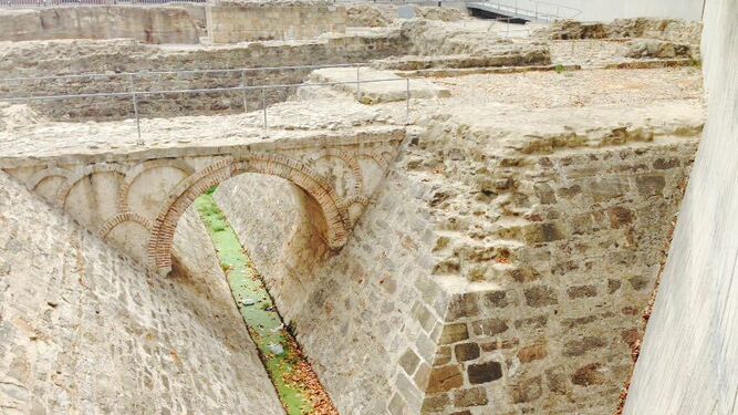 La pancarta instalada en el recinto arqueológico de las murallas medievales, ayer en el centro de Algeciras.