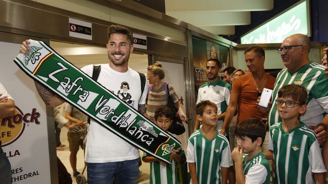Javi García es recibido por aficionados béticos en el aeropuerto