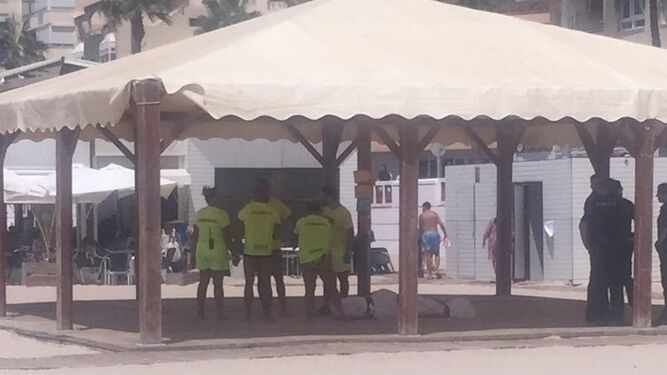El cuerpo, custodiado por Policía Local y personal de playas en la carpa de gimnasia matinal.