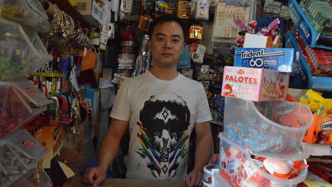 Un dependiente chino de una tienda de Algeciras.