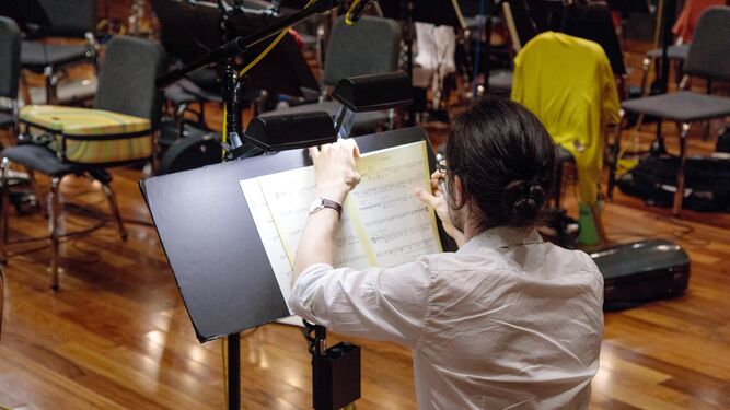 El compositor Miguel Bezanilla trabaja en una sesión con orquesta en Los Ángeles.