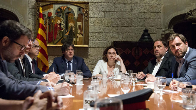 Reunión del gabinete de crisis, presidido por el presidente de la Generalitat, Carles Puigdemont, junto a la alcaldesa de Barcelona, Ada Colau.
