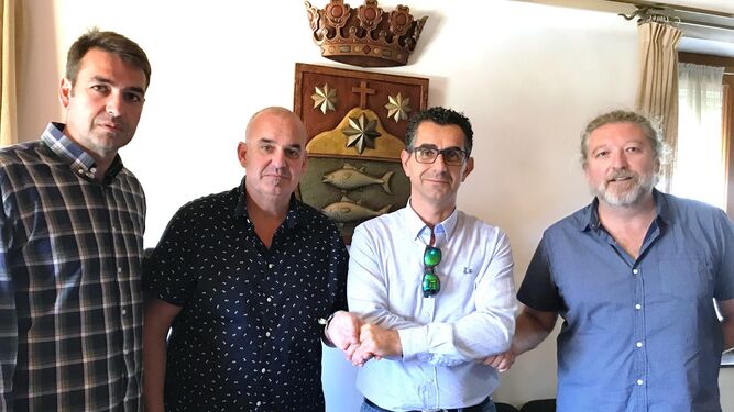 El alcalde de Barbate, Miguel Molina (segundo por la derecha), cuando selló semanas atrás su incorporación a la nueva formación política AxSí.