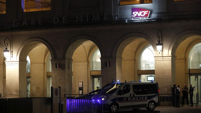 Un furgón de la policía, con un detenido dentro, tras el incidente en la estación de tren de Nîmes.