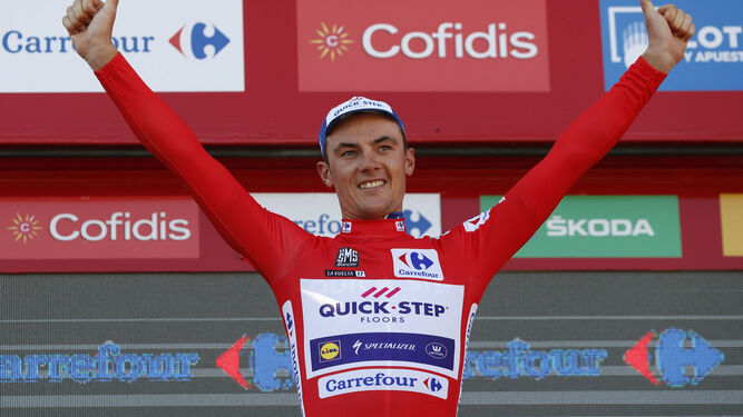 Lampaert, con el maillot rojo de líder de la Vuelta.