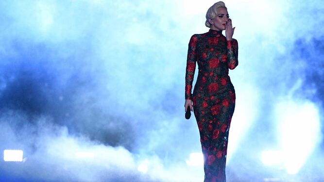 Lady Gaga lleva un vestido de YolanCris.