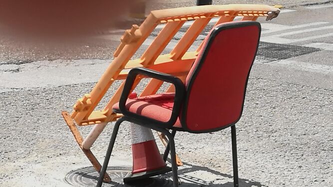 1. Una silla señalizando una obra realizada en una arqueta. 2. Accesos a instalaciones y suministros en mal estado por el intenso trasiego de vehculos.