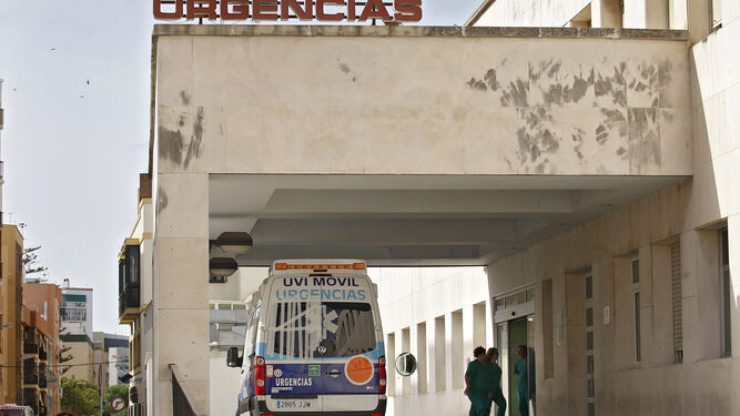 Ambulancia estacionada en la puerta de Urgencias.