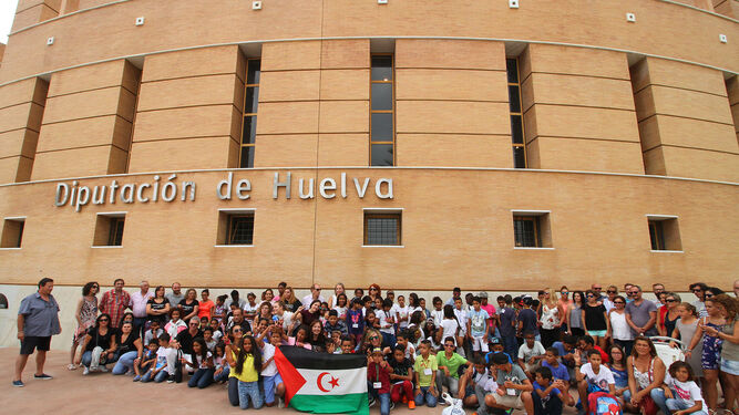 Los niños saharauis y sus familias de acogida se reúnen para la despedida