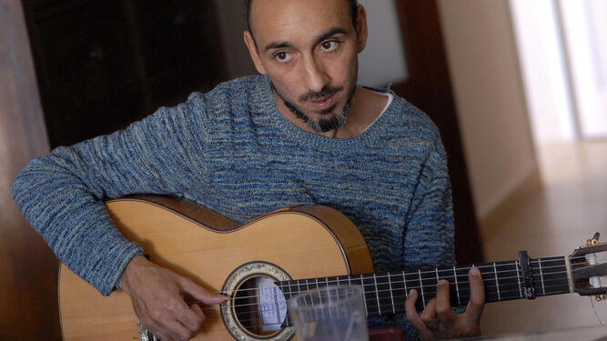 El guitarrista Rycardo Moreno, en su estudio de Lebrija.