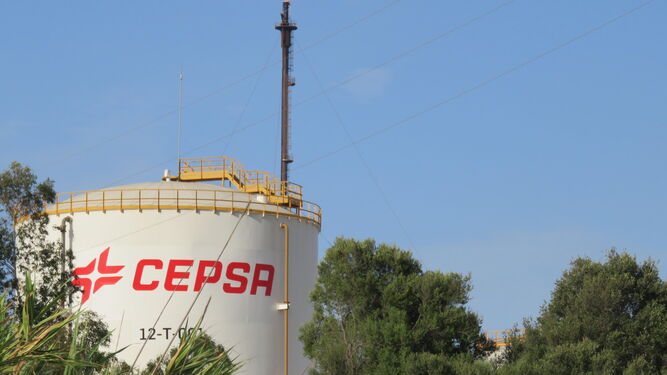 Uno de los silos de almacenamiento de la planta de biocombustibles ya rotulado bajo la marca de Cepsa.