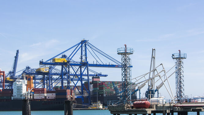 Una de las terminales de contenedores del puerto de Valencia.