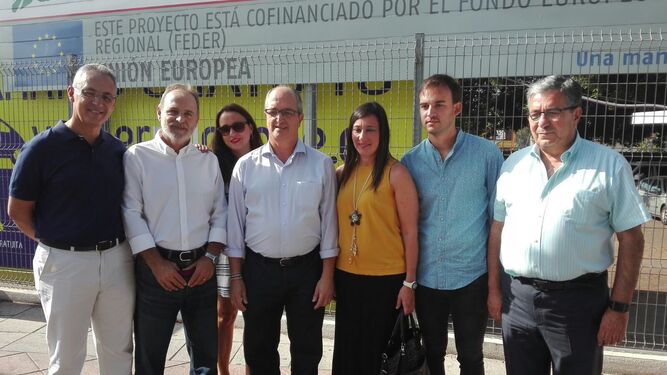 Miembros de la ejecutiva local del PSOE de Algeciras, ayer en la estación de tren.