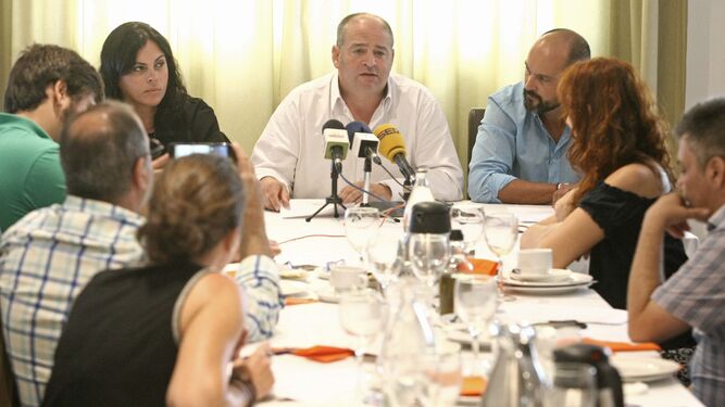 El alcalde, Jorge Romero, acompañado en la mesa por Elena Andrades y Miguel Alconchel.