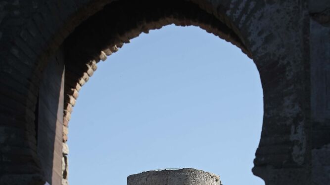 Uno de los accesos señalizados del castillo de Jimena de la Frontera.