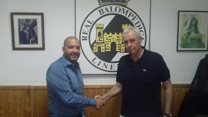 Pandalone y Gallardo se dan la mano, ayer en el Municipal.