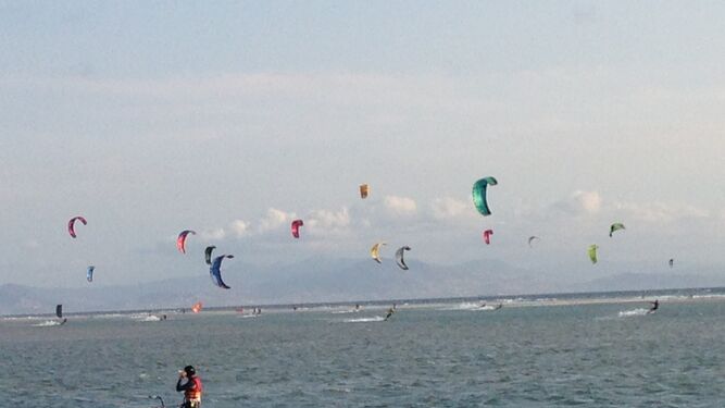 Numerosas personas practicando kitesurf en el paraje protegido de Los Lances.