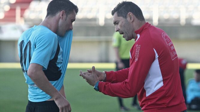 Rafa Navarro habla con un jugador del Atlético Espeleño.