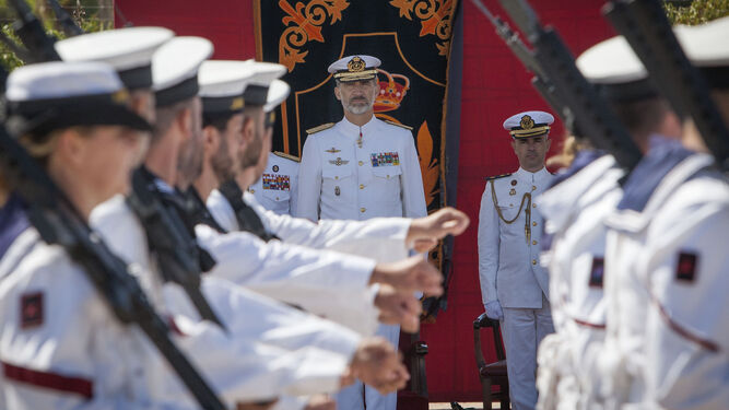El rey Felipe VI observa el desfile celebrado durante el acto conmemorativo del Centenario de la Aviación Naval en la Base de Rota.