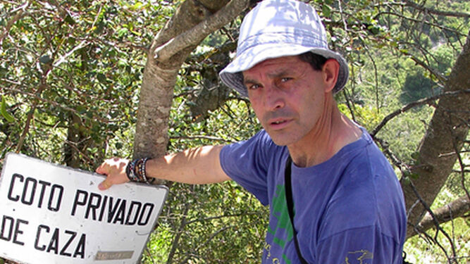 Juan Clavero cortando una valla en la finca que va de El Bosque a Zahara.