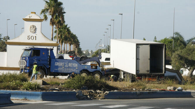 La rotonda en la que tuvo lugar el accidente es una de las primeras en la entrada a la ciudad desde Jerez.
