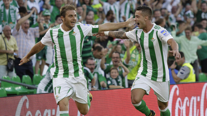 Joaquín celebra un gol con Sergio León.