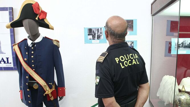 El alcalde conversa con concejales y policías, ayer en la inauguración de la exposición.
