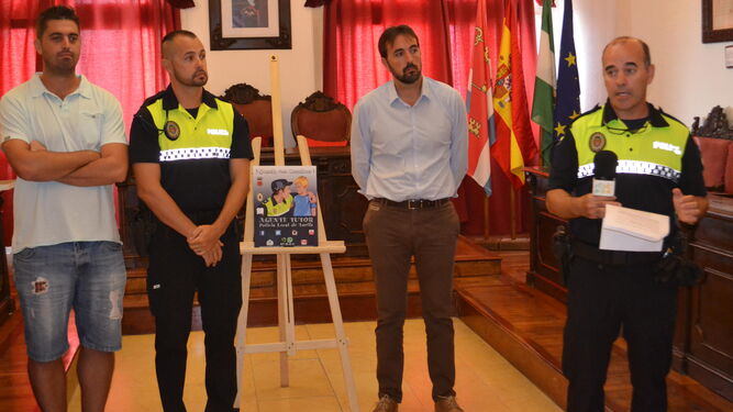 Los agentes Pedro Canas y Javier Centeno con el alcalde, Francisco Ruiz.