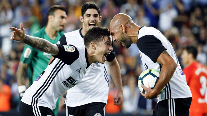 Zaza y Santi Mina celebran el cuarto gol valencianista.