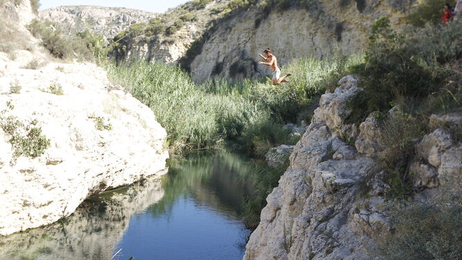 Muchos utilizan la poza como una piscina natural y saltan del acantilado.