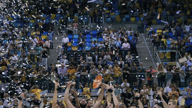 Los jugadores del Valencia Básket celebran su victoria.