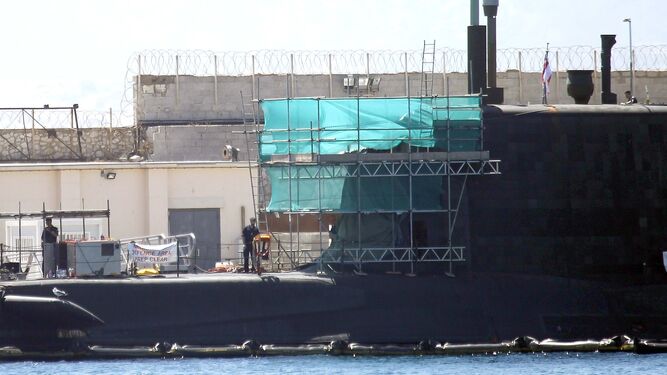Reparaciones en el HMS Ambush en el puerto de Gibraltar.