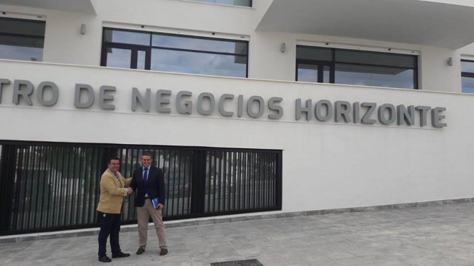 El delegado de Zona Franca visita a las empresas ubicadas en el edificio Horizonte de Vejer