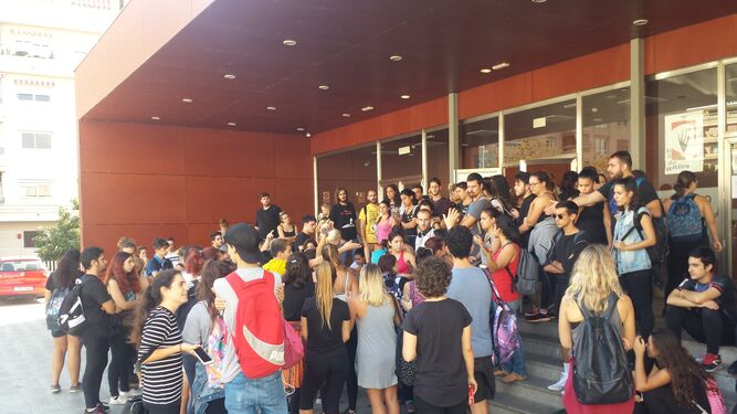 Los alumnos de Arte Dramático tratan de bloquear que el centro examine a estudiantes de una escuela privada