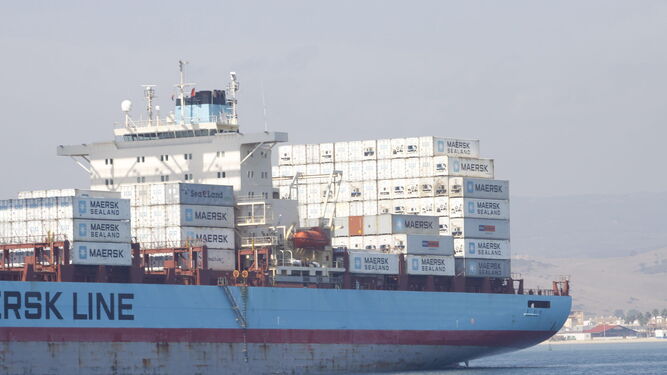 La popa de un buque de Maersk Line cargado de contenedores refrigerados a su llegada a Algeciras.