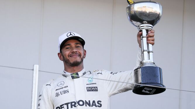 Lewis Hamilton con el trofeo de ganador