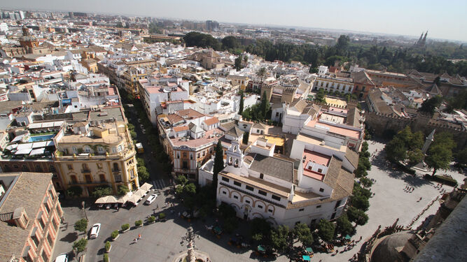 Panorámica de la Plaza Virgen de los Reyes y el comienzo de la calle Mateos Gago, donde se restringirá el tráfico a finales de año.