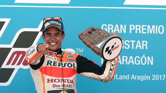 Márquez, celebrando la victoria en el último Gran Premio