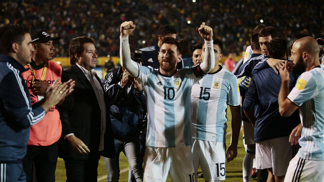 El partido ha acabado y Messi lo celebra mirando a la grada.