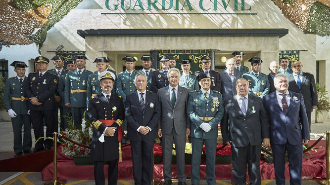 Algunos de los condecorados en el acto celebrado en la Comandancia de Cádiz con las autoridades