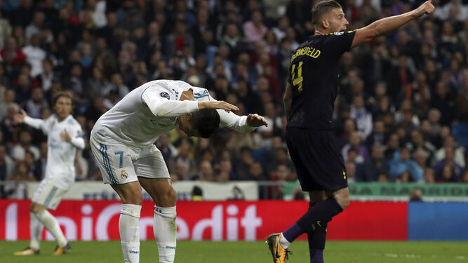 Cristiano Ronaldo se lamenta ante Alderweireld en el Madrid-Tottenham.