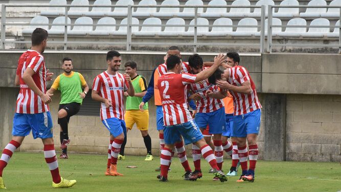 Jugadores del Algeciras celebran uno de los tantos que anotó Chico Díaz el pasado domingo.