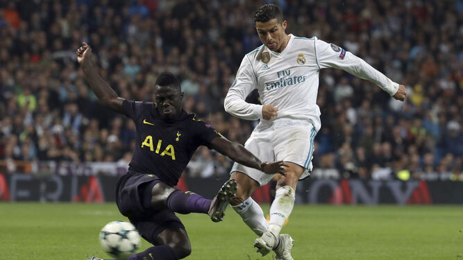 El defensa costamarfileño del Tottenham Aurier trata de tapar un disparo de Cristiano Ronaldo.