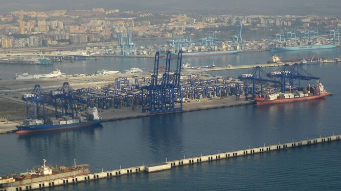 Toma aérea de la terminal de contenedores de TTI Algeciras, en el muelle de Isla Verde Exterior.