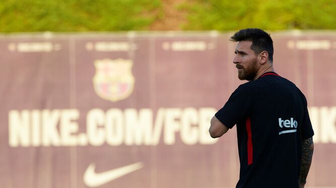 Lionel Messi salta al césped de la ciudad deportiva para entrenarse con el resto de sus compañeros.