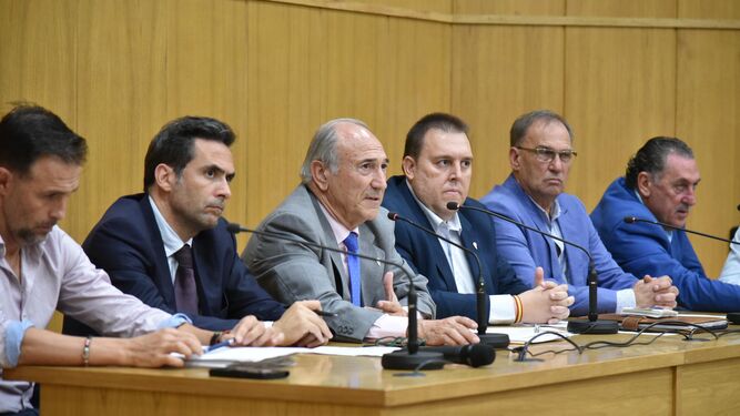 La junta directiva del Algeciras CF, anoche en el auditorio Millán Picazo.