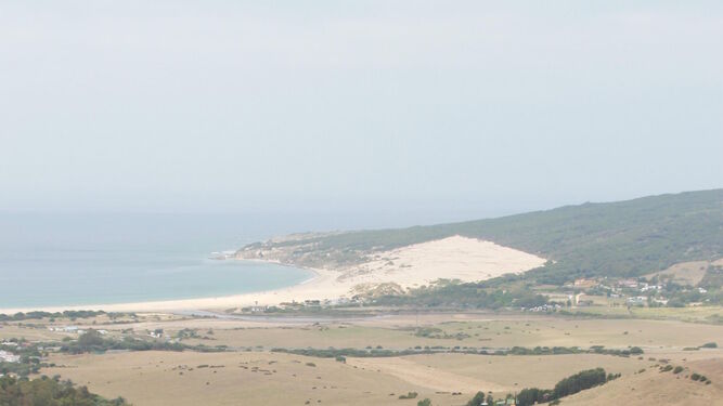Vista general de la costa de Tarifa, con la zona de Vaqueros protegida por el plan, en foto de archivo.