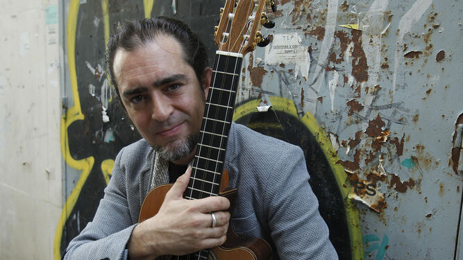 El músico Raúl Rodríguez canta y toca la guitarra y el tres en este disco.